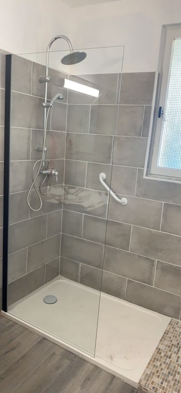 réalisation d'une douche sur mesure avec paroi en verre à Léognan proche de Bordeaux