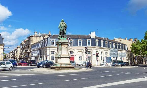 Marché de Noël et son Manège en bois à Bordeaux Place du Tourny