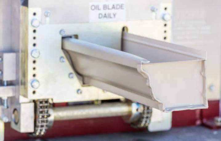 Pose de Gouttières Alu sur-mesure Personnalisé avec notre camion Atelier à Bordeaux proche de Artigues -près -de Bordeaux 