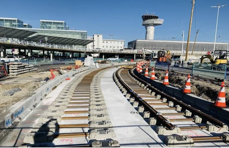 Aéroport et son  tramway à Mérignac Aéroport et son nouveau tramway
