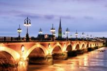 Magnifique pont il est lumineux à Bordeaux